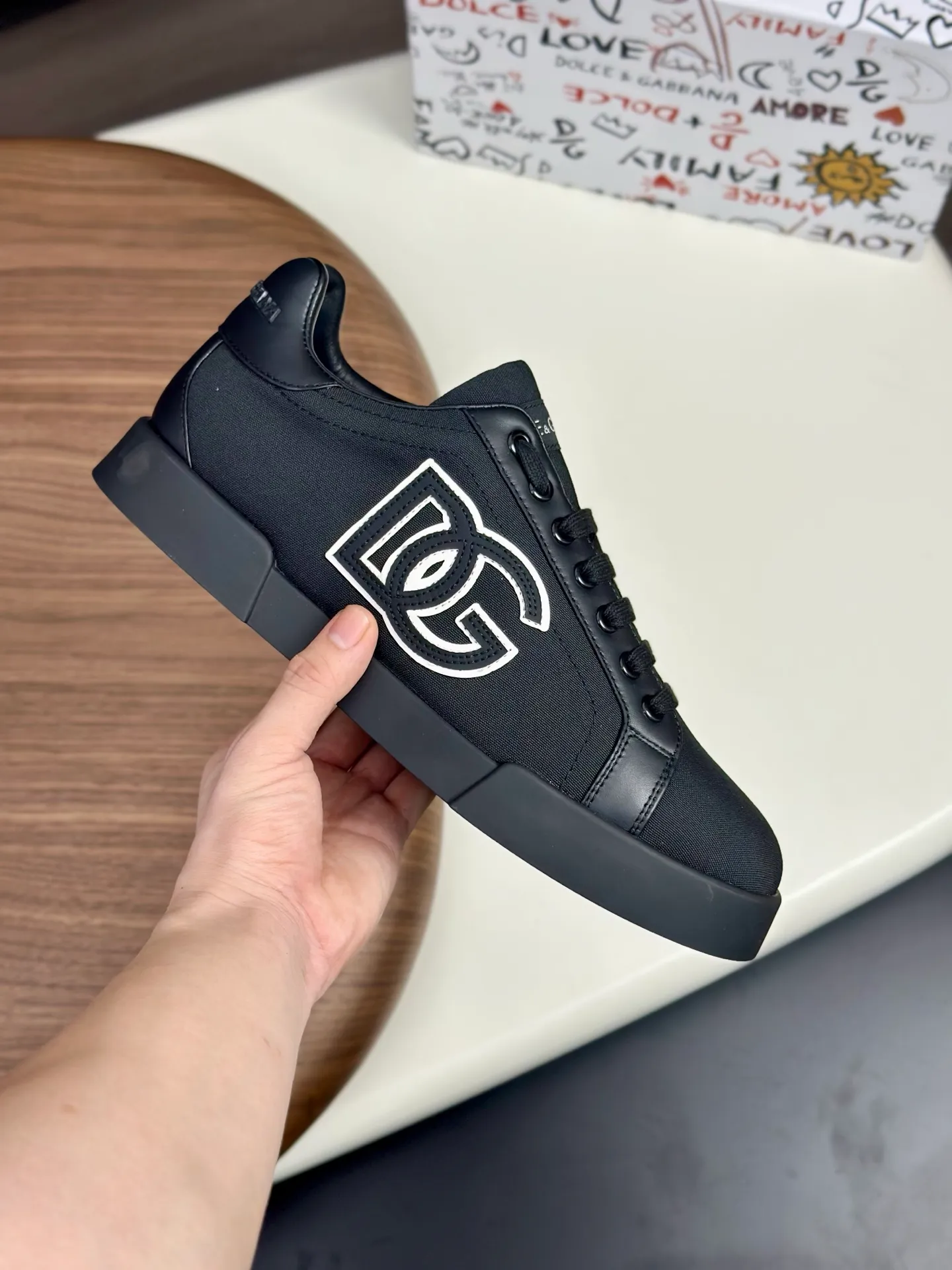 New product 💰800 DG Dolce & Gabbana men's shoes 💰ortofino calfskin sneakers ♞size; 39~44 (customized 38.45.46) Iconic men's shoes 💰ortofino series of sneakers, classic and timeless style, now presented with fashionable details. The calfskin engraved DG logo is a subtle finishing touch. Men's shoes💰ortofino calfskin sneakers: